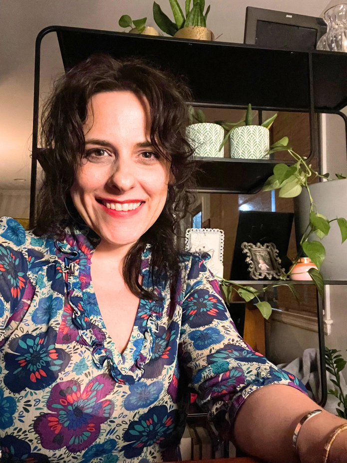 Jennifer Tunmer social media manager, freelance, polite, friendly, flexible, idea exchange, community, collaborate, grow, friendship, smiling image of Jennifer. Self starter and fast worker. 